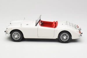 MGA Roadster Old English White Revell 1:18 08455 Métal — image 4 sur 8