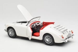 MGA Roadster Old English White Revell 1:18 08455 Métal — image 5 sur 8