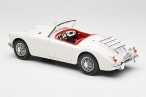 MGA Roadster Old English White Revell 1:18 08455 Métal — image 7 sur 8