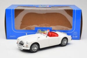 MGA Roadster Old English White Revell 1:18 08455 Métal — image 8 sur 8