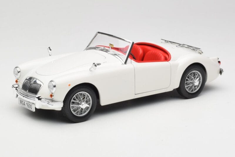 MGA Roadster Old English White Revell 1:18 08455 Métal