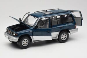 Mitsubishi Pajero V20 LWB Bleu & Argent Sun Star 1:18 1212 Métal — image 2 sur 8