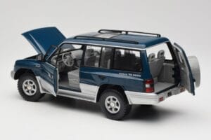 Mitsubishi Pajero V20 LWB Bleu & Argent Sun Star 1:18 1212 Métal — image 5 sur 8