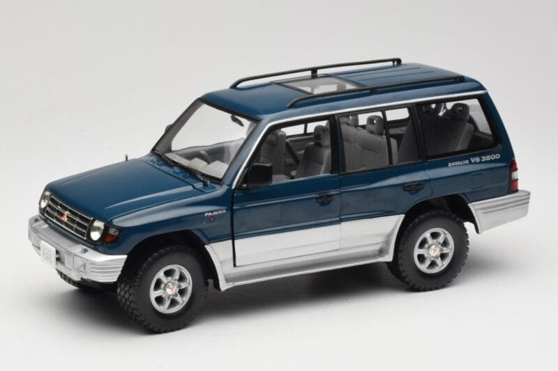 Mitsubishi Pajero V20 LWB Bleu & Argent Sun Star 1:18 1212 Métal
