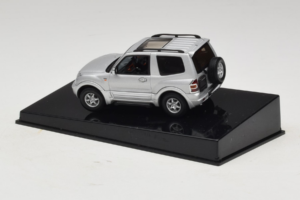 Mitsubishi Pajero SWB Argent AUTOart 1:43 57113 Métal — image 3 sur 4