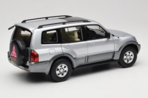Mitsubishi Pajero V73 Bleu YC Model 1:18 241218040102010209 Métal — image 3 sur 8
