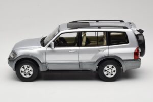 Mitsubishi Pajero V73 Bleu YC Model 1:18 241218040102010209 Métal — image 4 sur 8