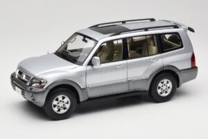 Mitsubishi Pajero V73 Bleu YC Model 1:18 241218040102010209 Métal