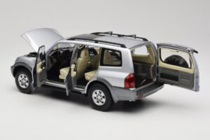 Mitsubishi Pajero V73 Bleu YC Model 1:18 241218040102010209 Métal — image 5 sur 8