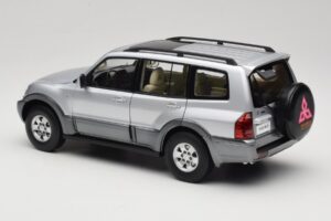 Mitsubishi Pajero V73 Bleu YC Model 1:18 241218040102010209 Métal — image 7 sur 8