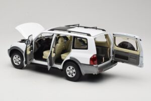 Mitsubishi Pajero V73 Blanc YC Model 1:18 241218040103010206 Métal — image 5 sur 8