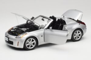 Nissan 350Z Z33 Roadster Diamond Argent AUTOart 1:18 77371 Métal — image 2 sur 8