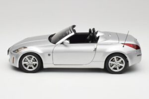 Nissan 350Z Z33 Roadster Diamond Argent AUTOart 1:18 77371 Métal — image 4 sur 8