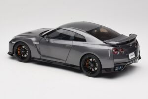Nissan GT-R R35 Track Edition NISMO Gun Metallic MotorHelix 1:18 M83507 Métal — image 7 sur 8