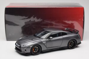 Nissan GT-R R35 Track Edition NISMO Gun Metallic MotorHelix 1:18 M83507 Métal — image 8 sur 8
