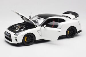 Nissan GT-R R35 Track Edition NISMO Pearl White MotorHelix 1:18 M83518 Métal — image 2 sur 8