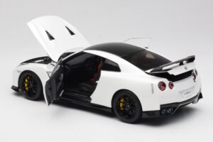Nissan GT-R R35 Track Edition NISMO Pearl White MotorHelix 1:18 M83518 Métal — image 5 sur 8