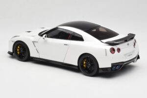 Nissan GT-R R35 Track Edition NISMO Pearl White MotorHelix 1:18 M83518 Métal — image 7 sur 8