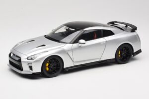 Nissan GT-R R35 Track Edition NISMO T-Spec Ultimate Metal Silver MotorHelix 1:18 M83517 Métal