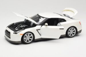 Nissan GT-R R35 Blanc Bburago 1:18 18-12079 Métal — image 2 sur 8