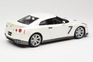 Nissan GT-R R35 Blanc Bburago 1:18 18-12079 Métal — image 3 sur 8