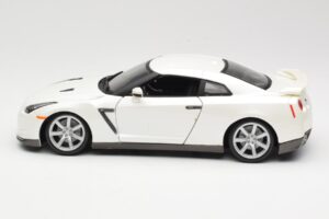 Nissan GT-R R35 Blanc Bburago 1:18 18-12079 Métal — image 4 sur 8