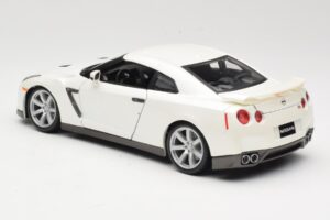Nissan GT-R R35 Blanc Bburago 1:18 18-12079 Métal — image 7 sur 8