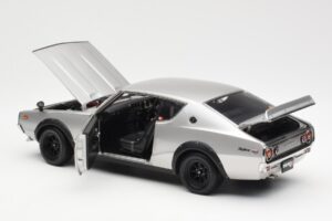 Nissan Skyline 2000 GT-R KPGC110 Argent Kyosho 1:18 08255S Métal — image 5 sur 8