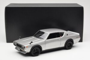 Nissan Skyline 2000 GT-R KPGC110 Argent Kyosho 1:18 08255S Métal — image 8 sur 8
