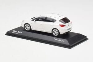 Opel Astra J Blanc Minichamps 1:43 400049001 Métal — image 3 sur 4