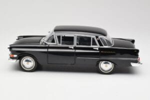 Opel Kapitan P1 Noir Revell 1:18 08822 Métal — image 4 sur 8