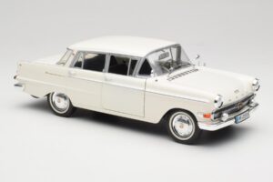 Opel Kapitan P2 Blanc Revell 1:18 08821-M1 Métal — image 6 sur 8