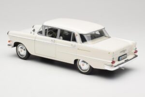 Opel Kapitan P2 Blanc Revell 1:18 08821-M1 Métal — image 7 sur 8