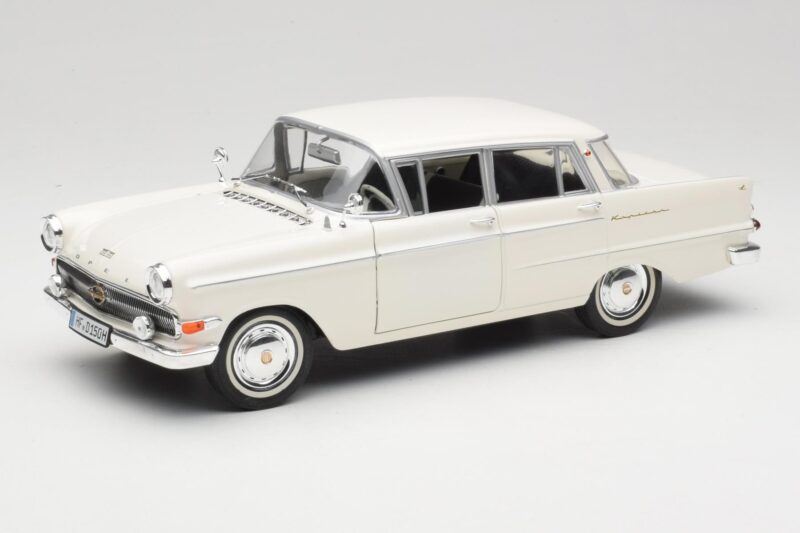Opel Kapitan P2 Blanc Revell 1:18 08821-M1 Métal