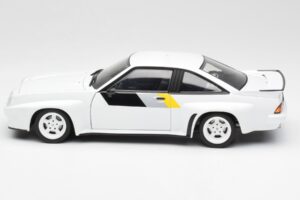 Opel Manta 400 Homologation Blanc Revell 1:18 8819 Métal — image 4 sur 8