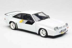 Opel Manta 400 Homologation Blanc Revell 1:18 8819 Métal — image 6 sur 8