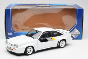 Opel Manta 400 Homologation Blanc Revell 1:18 8819 Métal — image 8 sur 8