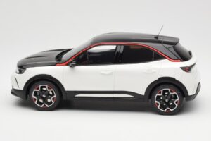 Opel Mokka-E GS Line Jada Blanc Otto 1:18 OT1045 Résine — image 3 sur 6