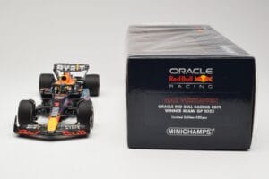 Oracle Red Bull Racing RB19 #1 M. Verstappen Winner Miami GP 2023 Minichamps 1:18 110230501 Métal — image 6 sur 6