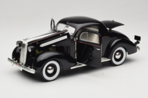 Pontiac Deluxe Noir Signature Models 1:18 18106 Métal — image 2 sur 8
