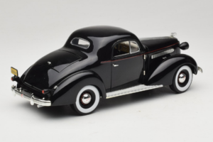 Pontiac Deluxe Noir Signature Models 1:18 18106 Métal — image 3 sur 8