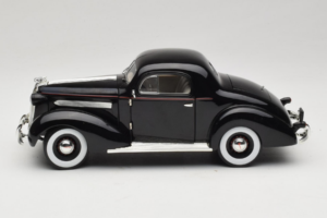 Pontiac Deluxe Noir Signature Models 1:18 18106 Métal — image 4 sur 8