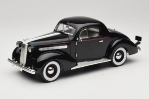 Pontiac Deluxe Noir Signature Models 1:18 18106 Métal
