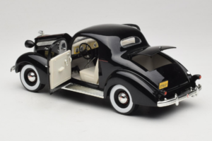 Pontiac Deluxe Noir Signature Models 1:18 18106 Métal — image 5 sur 8