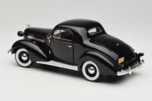 Pontiac Deluxe Noir Signature Models 1:18 18106 Métal — image 7 sur 8