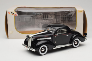 Pontiac Deluxe Noir Signature Models 1:18 18106 Métal — image 8 sur 8