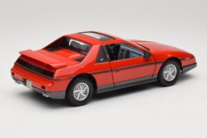 Pontiac Fiero GT Rouge Road Signature 1:18 92588 Métal — image 3 sur 8