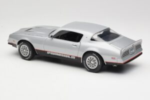 Pontiac Firebird Formula Argent ERTL 1:18 33514 Métal — image 7 sur 8