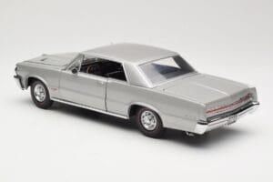 Pontiac GTO Argent Sun Star 1:18 1821 Métal — image 7 sur 8