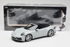 Porsche 911 992 Carrera 4 GTS Cabriolet Gris Minichamps 1:18 155063034 Métal — image 6 sur 6